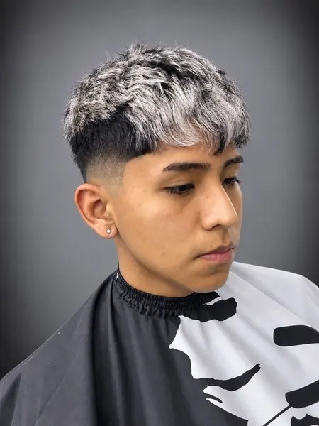 Crop con reflejos platinados